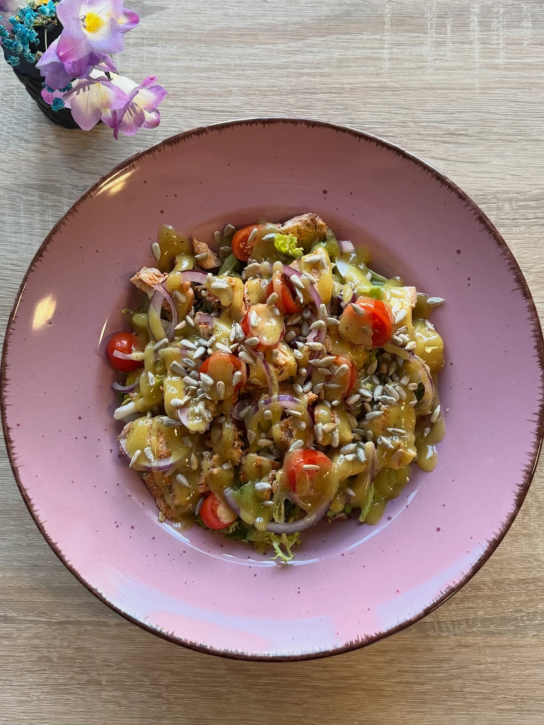 Foto plated dish (4:5), naturalne światło, świeże składniki